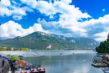 Annecy, Fransa - 7 Eylül 2018: Promenade Jacquet görüldüğü gibi Les Jardins de l'Europe. Auvergne-Rohne-Alpes bölgesi güneydoğu Fransa'da bulunan, Annecy kez Alpler Venedik denir