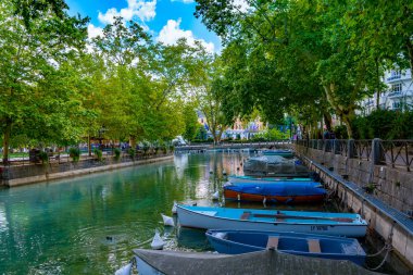 Annecy, Fransa - 7 Eylül 2018: Canal du Quai Jules Philippe yakınındaki Vasse. Auvergne-Rohne-Alpes bölgesi güneydoğu Fransa'da bulunan, Annecy kez Alpler Venedik denir