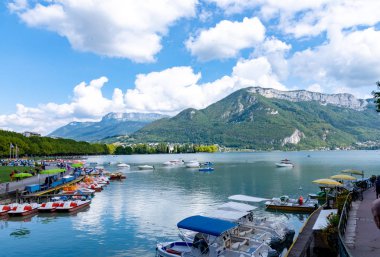 Annecy, Fransa - 7 Eylül 2018: Canal du Pont des Amours iç görüldüğü gibi Vasse. Auvergne-Rohne-Alpes bölgesi güneydoğu Fransa'da bulunan, Annecy kez Alpler Venedik denir
