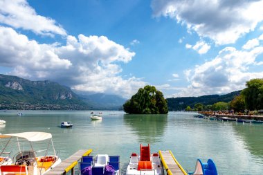 Annecy, Fransa - 7 Eylül 2018: Promenade Jacquet görüldüğü gibi Lac d'Annecy. Auvergne-Rohne-Alpes bölgesi güneydoğu Fransa'da bulunan, Annecy kez Alpler Venedik denir
