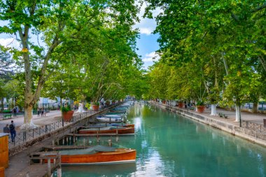 Annecy, Fransa - 7 Eylül 2018: Canal du Pont des Amours iç görüldüğü gibi Vasse. Auvergne-Rohne-Alpes bölgesi güneydoğu Fransa'da bulunan, Annecy kez Alpler Venedik denir