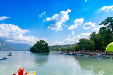 Annecy, Fransa - 7 Eylül 2018: Promenade Jacquet görüldüğü gibi Lac d'Annecy. Auvergne-Rohne-Alpes bölgesi güneydoğu Fransa'da bulunan, Annecy kez Alpler Venedik denir