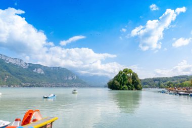 Annecy, Fransa - 7 Eylül 2018: Promenade Jacquet görüldüğü gibi Lac d'Annecy. Auvergne-Rohne-Alpes bölgesi güneydoğu Fransa'da bulunan, Annecy kez Alpler Venedik denir