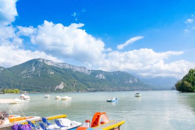 Annecy, Fransa - 7 Eylül 2018: Promenade Jacquet görüldüğü gibi Lac d'Annecy. Auvergne-Rohne-Alpes bölgesi güneydoğu Fransa'da bulunan, Annecy kez Alpler Venedik denir