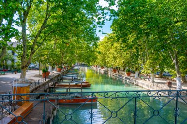 Annecy, Fransa - 7 Eylül 2018: Canal du Pont des Amours iç görüldüğü gibi Vasse. Auvergne-Rohne-Alpes bölgesi güneydoğu Fransa'da bulunan, Annecy kez Alpler Venedik denir