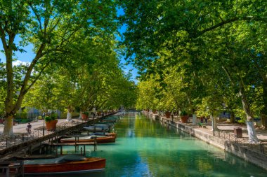 Annecy, Fransa - 7 Eylül 2018: Canal du Pont des Amours iç görüldüğü gibi Vasse. Auvergne-Rohne-Alpes bölgesi güneydoğu Fransa'da bulunan, Annecy kez Alpler Venedik denir