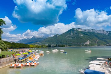 Annecy, Fransa - 7 Eylül 2018: Pont des Amours köprüsünden görüldüğü gibi Lac d'Annecy. Auvergne-Rohne-Alpes bölgesi güneydoğu Fransa'da bulunan, Annecy kez Alpler Venedik denir