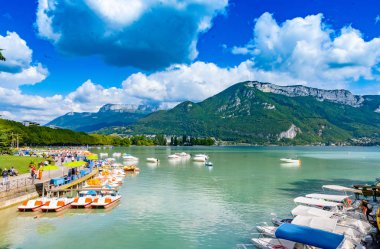 Annecy, Fransa - 7 Eylül 2018: Pont des Amours köprüsünden görüldüğü gibi Lac d'Annecy. Auvergne-Rohne-Alpes bölgesi güneydoğu Fransa'da bulunan, Annecy kez Alpler Venedik denir