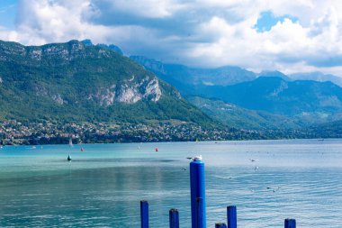 Annecy, Fransa - 7 Eylül 2018: Les Jardins de l'Europe görüldüğü gibi Lac d'Annecy. Auvergne-Rohne-Alpes bölgesi güneydoğu Fransa'da bulunan, Annecy kez Alpler Venedik denir
