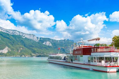 Annecy, Fransa - 7 Eylül 2018:Tourist gemi demirlemiş nerede Le Thiou Lac d'Annecy akar. Auvergne-Rohne-Alpes bölgesi güneydoğu Fransa'da bulunan, Annecy kez Alpler Venedik denir