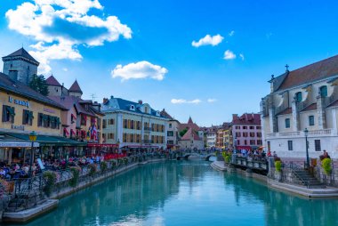 Annecy, Fransa - 7 Eylül 2018:Tourist hotspot nerede Le Thiou Lac d'Annecy akar. Auvergne-Rohne-Alpes bölgesi güneydoğu Fransa'da bulunan, Annecy kez Alpler Venedik denir