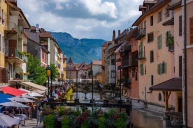 Annecy, Fransa - 7 Eylül 2018: Annecy kanallar. Auvergne-Rohne-Alpes bölgesi güneydoğu Fransa'da bulunan, Annecy kez Alpler Venedik denir