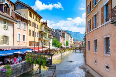 Annecy, Fransa - 7 Eylül 2018: Annecy kanallar. Auvergne-Rohne-Alpes bölgesi güneydoğu Fransa'da bulunan, Annecy kez Alpler Venedik denir