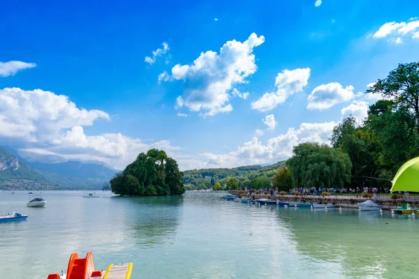 Annecy, Fransa - 7 Eylül 2018: Promenade Jacquet görüldüğü gibi Lac d'Annecy. Auvergne-Rohne-Alpes bölgesi güneydoğu Fransa'da bulunan, Annecy kez Alpler Venedik denir