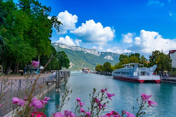 Annecy Frankreich September 2018 Touristenschiff Ankert Dort Thiou Lac Annecy — Stockfoto