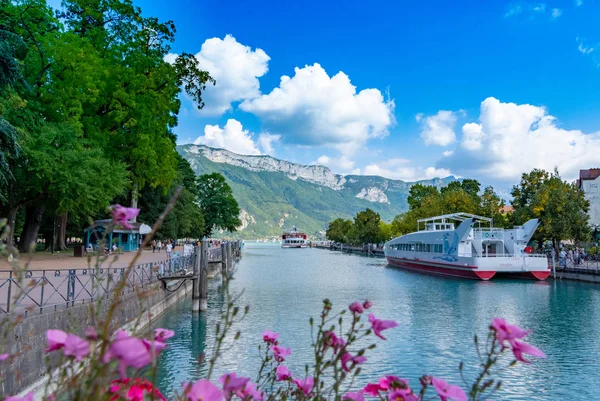 Annecy Frankreich September 2018 Touristenschiff Ankert Dort Thiou Lac Annecy — Stockfoto