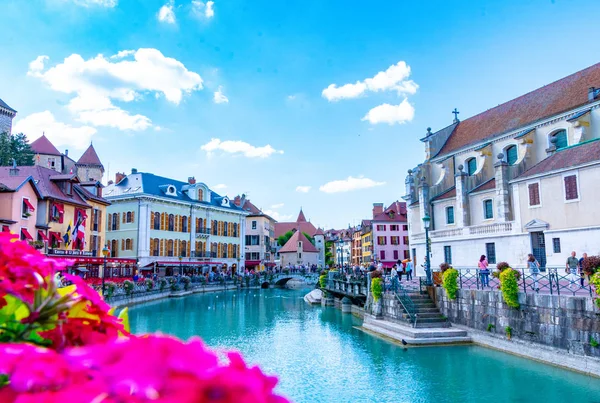 Annecy, Fransa - 7 Eylül 2018:Tourist hotspot nerede Le Thiou Lac d'Annecy akar. Auvergne-Rohne-Alpes bölgesi güneydoğu Fransa'da bulunan, Annecy kez Alpler Venedik denir