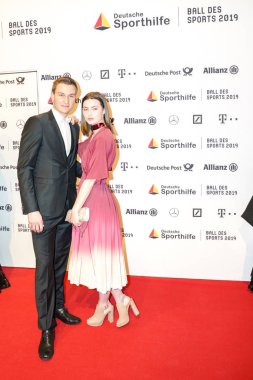 Wiesbaden, Almanya - 2 Şubat 2019: Ornella Muti, Hermann Buhlbecker ve Naike Rivelli topu des spor 2019