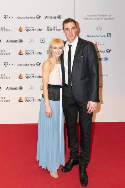 Wiesbaden, Almanya - 2 Şubat 2019: Aljona Savchenko ve Bruno Massot topu des spor 2019