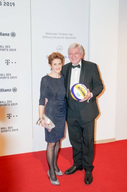 Wiesbaden, Almanya - 2 Şubat 2019: Volker Bouffier ve eşi top des spor 2019