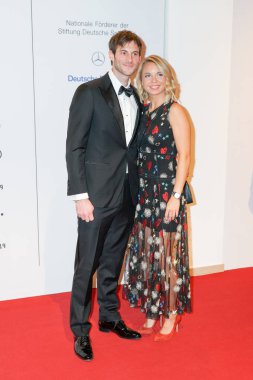 Wiesbaden, Almanya - 2 Şubat 2019: Alexander Wieczerzak (* 1991, Alman li) + top des spor 2019 kız