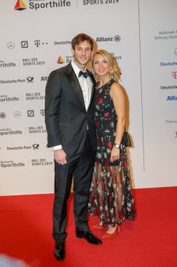 Wiesbaden, Almanya - 2 Şubat 2019: Alexander Wieczerzak (* 1991, Alman li) + top des spor 2019 kız