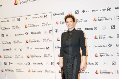 Wiesbaden, Almanya - 2 Şubat 2019: Katarina Witt (* 1965, Doğu Alman buz patencisi) top des spor 2019