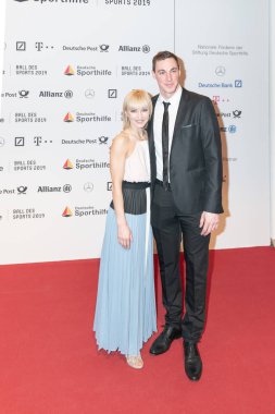 Wiesbaden, Almanya - 2 Şubat 2019: Aljona Savchenko ve Bruno Massot topu des spor 2019