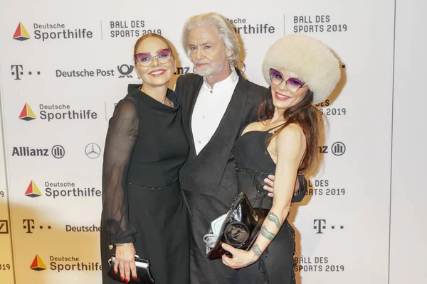 Wiesbaden, Almanya - 2 Şubat 2019: Ornella Muti, Hermann Buhlbecker ve Naike Rivelli topu des spor 2019