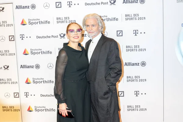 Wiesbaden, Almanya - 2 Şubat 2019: Ornella Muti ve Hermann Buhlbecker topu des spor 2019