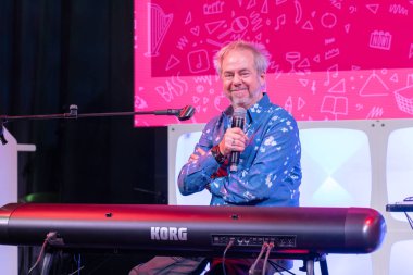 Frankfurt Main, Almanya - 2 Nisan 2019: Helmut Zerlett (*1957, Alman Müzisyen ve prodüktör) Musikmesse Frankfurt'ta canlı performans sergiliyor