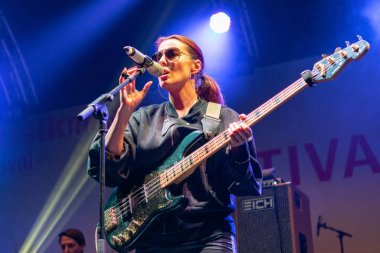 Frankfurt Main, Almanya - 2 Nisan 2019: Ida Nielsen (Bas gitarist) Musikmesse Frankfurt'ta canlı performans sergiliyor