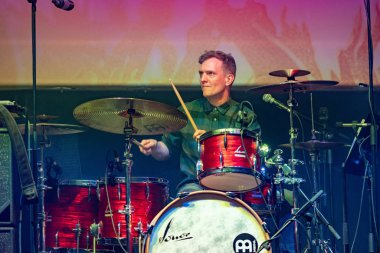 Frankfurt Main, Almanya - 2 Nisan 2019: Jost Nickel (*1971, Alman davulcu) Musikmesse Frankfurt'ta canlı performans sergiliyor