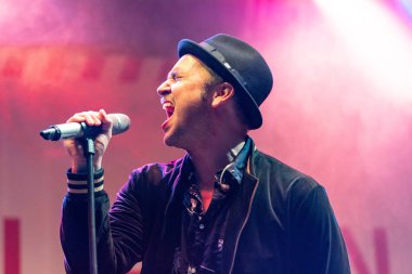 Frankfurt Main, Almanya - 2 Nisan 2019: Cosmo Klein (*1978, Alman müzisyen) Musikmesse Frankfurt'ta şarkı söylüyor