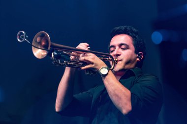 Frankfurt Main, Almanya - 2 Nisan 2019: Florian Menzel (Trompet) Musikmesse Frankfurt'ta canlı performans sergiliyor