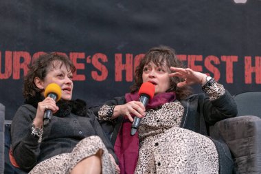 Dortmund, Almanya - 13 Nisan 2018: Lisa & Louise Burns (ikizler, The Shining filminde Grady Girls) Weekend of Hell Spring Edition 2019'da