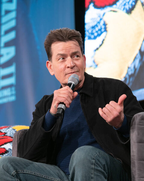 Дортмунд, Германия - 14 апреля 2019 года: Чарли Шин (* 1965, американский актёр кино и телевидения) рассказывает о своём опыте работы в киноиндустрии на немецком Comic Con Dortmund Spring Edition
