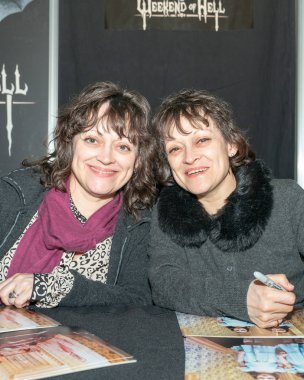 Dortmund, Almanya - 13 Nisan 2018: Lisa & Louise Burns (ikizler, The Shining filminde Grady Girls) Weekend of Hell Spring Edition 2019'da
