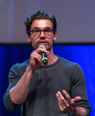 Bonn, Almanya - 8 Haziran 2019: Steven Strait (*1986, Abd'li aktör ve model - The Expanse) Fedcon 28'deki The Expanse'deki deneyimlerini anlatıyor