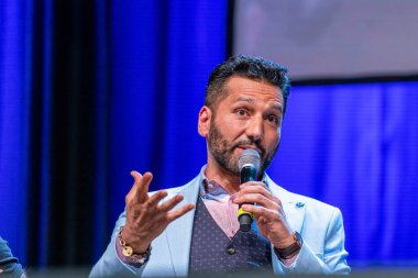 Bonn, Almanya - 8 Haziran 2019: Cas Anvar (Kanadalı aktör - The Expanse), dört günlük bir bilim kurgu kongresi olan Fedcon 28'deki The Expanse'deki deneyimlerini anlatıyor. Fedcon 28 7-10 Haziran 2019 gerçekleşti.