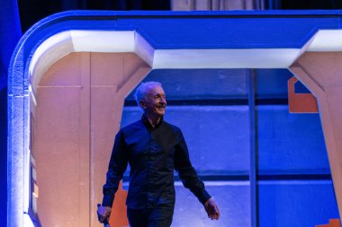 Bonn, Almanya - 8 Haziran 2019: Anthony Daniels (*1946, İngiliz aktör - Star Wars'ta C-3po) dört günlük bir bilim kurgu kongresi olan Fedcon 28'deki panele giriyor. Fedcon 28 7-10 Haziran 2019 gerçekleşti.