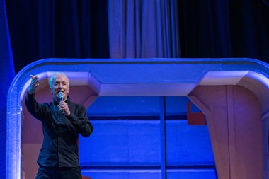 Bonn, Almanya - 8 Haziran 2019: Anthony Daniels (*1946, İngiliz aktör - Star Wars'ta C-3po) Fedcon 28'deki Star Wars'taki deneyimlerini anlatıyor