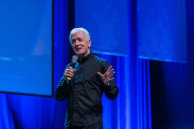 Bonn, Almanya - 8 Haziran 2019: Anthony Daniels (*1946, İngiliz aktör - Star Wars'ta C-3po) Fedcon 28'deki Star Wars'taki deneyimlerini anlatıyor