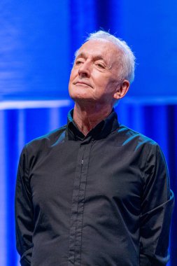Bonn, Almanya - 8 Haziran 2019: Anthony Daniels (*1946, İngiliz aktör - Star Wars'ta C-3po) Fedcon 28'deki Star Wars'taki deneyimlerini anlatıyor