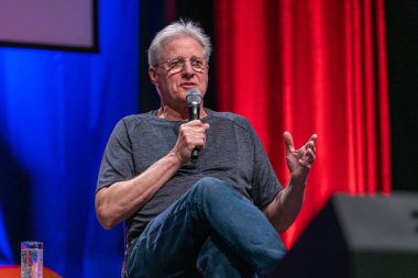 Bonn, Almanya - 8 Haziran 2019: Bruce Boxleitner (*1950, aktör, yazar - Babylon 5) Fedcon 28'deki film endüstrisindeki deneyimlerini anlatıyor
