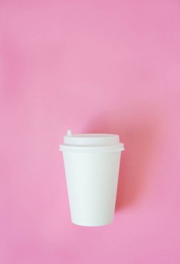 Bir pastel arka plan üzerinde gitmek için kahve Fincan.