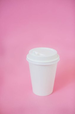 Bir pastel arka plan üzerinde gitmek için kahve Fincan.