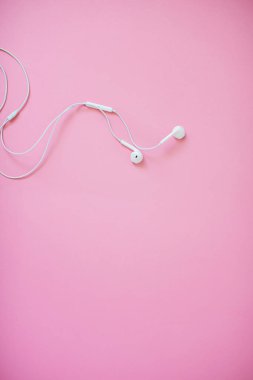 Pastel arka planda kulaklıklar.