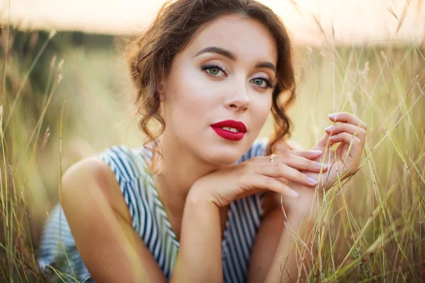 Retrato de una mujer hermosa. — Foto de Stock