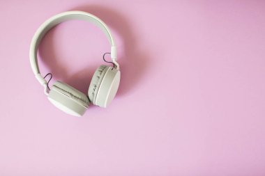Pastel arka planda kulaklıklar.
